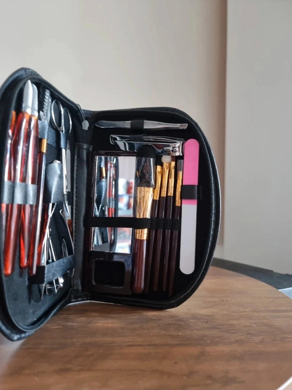 Coffret manucure Nagel Elina 18 pièces noir 26cm